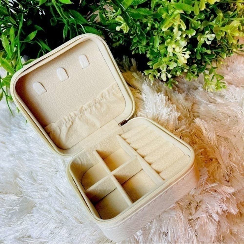 💖‎ Travel Jewelry Box Organizer Display Portable convenient Case Color Beige